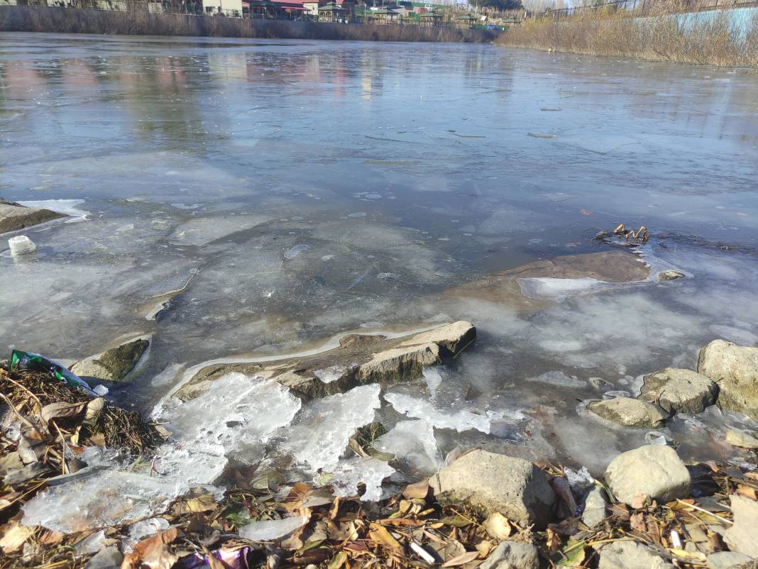 Hava sıcaklığı eksi 9'a dereceye düştü! Kura Nehri buz tuttu… 4